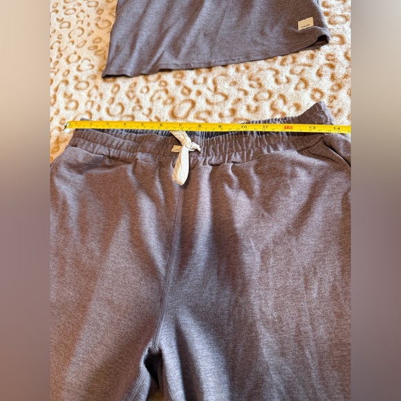 Vuori Women's Charcoal Jogger Pants Grey two-piece set. Size: S - Picture 5 of 10